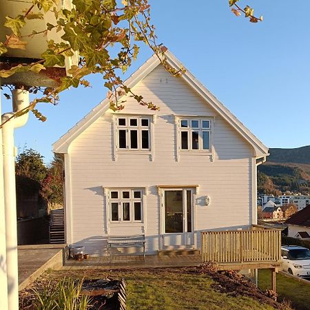 Charming House In Ulsteinvik With Free Parking Villa Exteriör bild