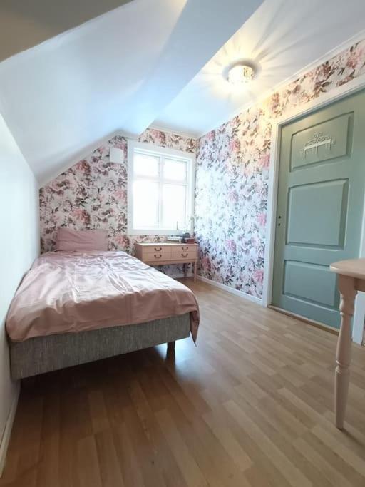 Charming House In Ulsteinvik With Free Parking Villa Exteriör bild
