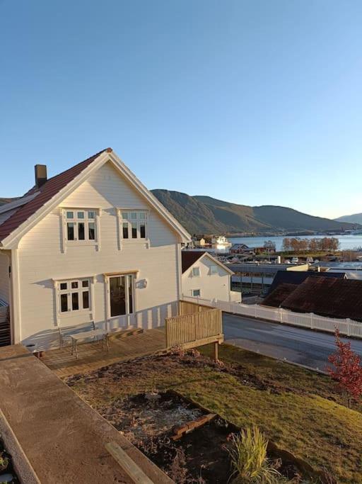 Charming House In Ulsteinvik With Free Parking Villa Exteriör bild