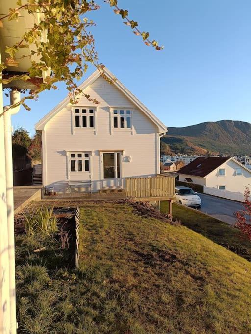 Charming House In Ulsteinvik With Free Parking Villa Exteriör bild