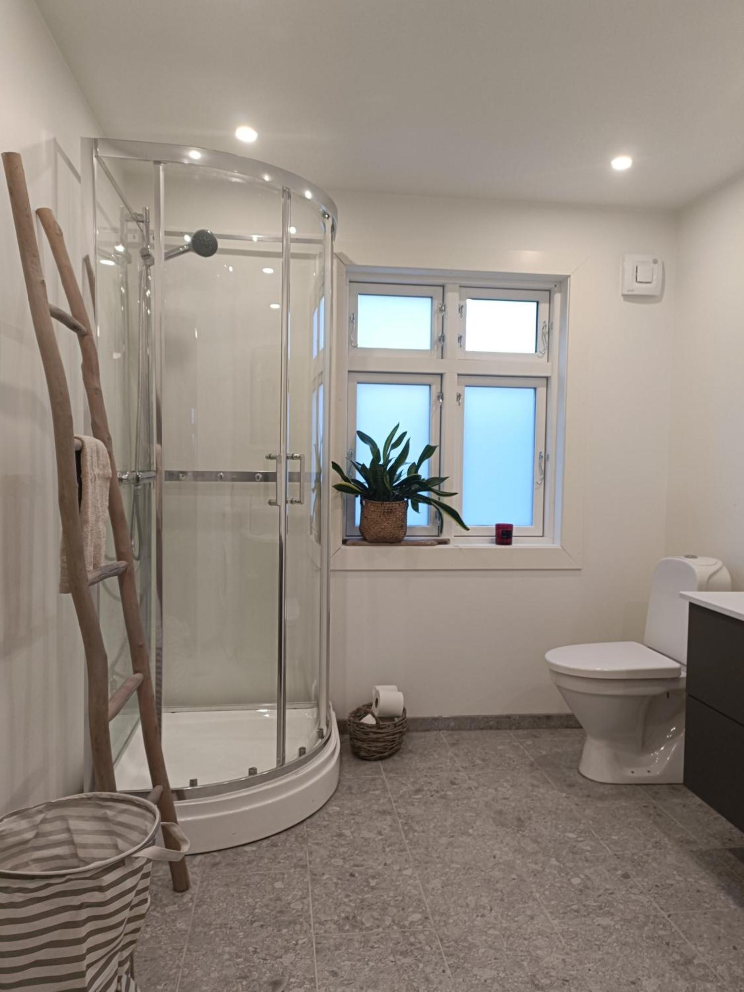 Charming House In Ulsteinvik With Free Parking Villa Exteriör bild